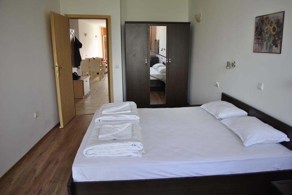 Julia Family Apartments Sunny Beach Room photo